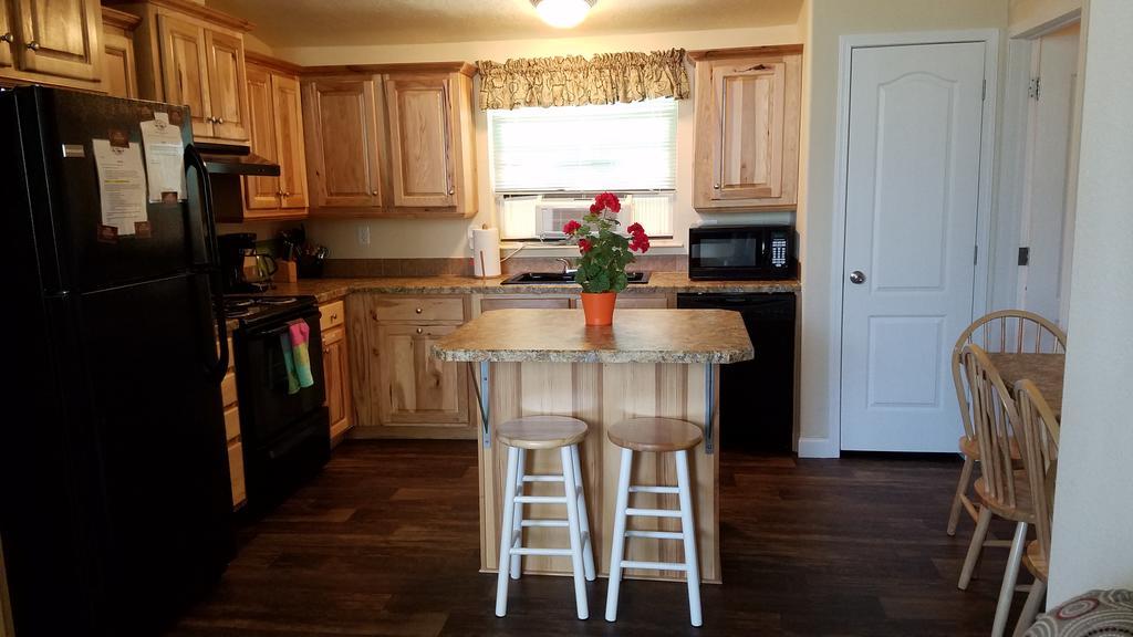 Yellowstone Wildlife Cabins 웨스트 엘로스톤 외부 사진