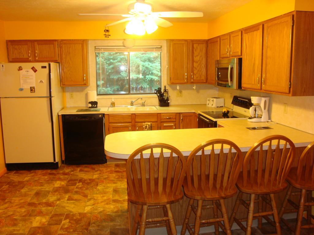 Yellowstone Wildlife Cabins 웨스트 엘로스톤 외부 사진